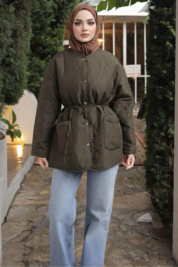 سترة كاكي مبطنة بنمط مطرز وأزرار كبس - 2