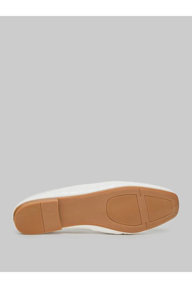 حذاء مفتوح أبيض بنقشة جلد التمساح - 6