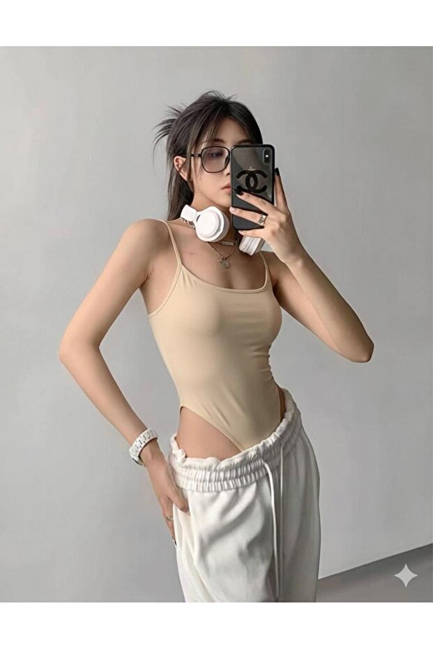 بدلة نسائية بيج ذات أشرطة رفيعة وتصميم بسيط مع أزرار كبس