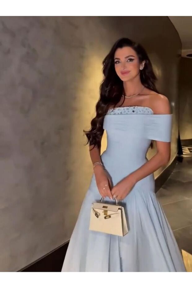فستان سهرة طويل بلون أزرق سماوي