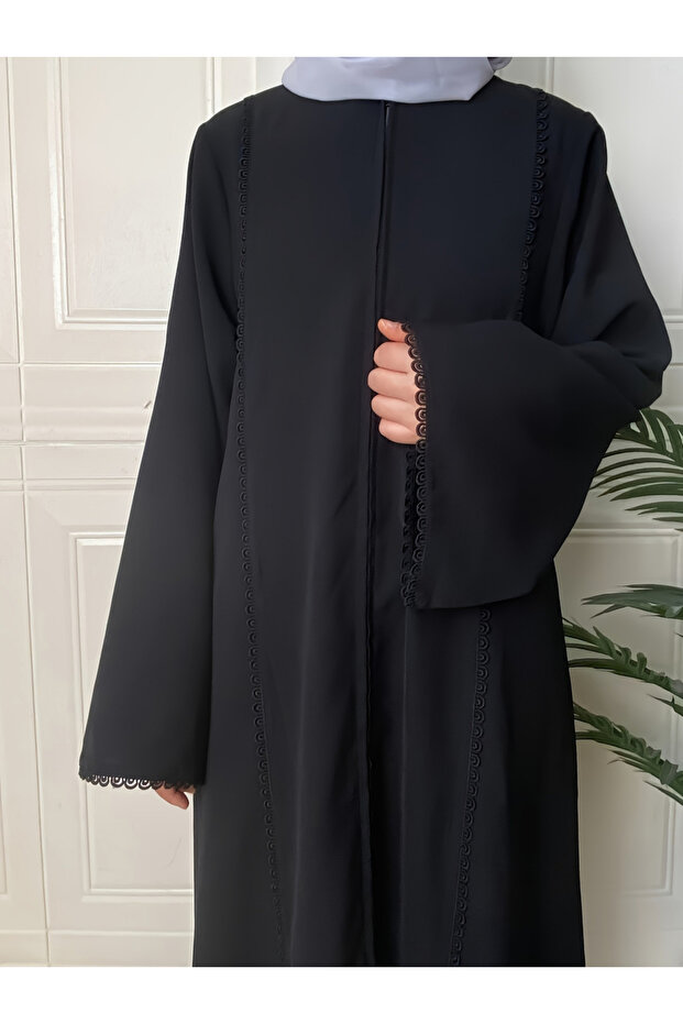 جلابية سوداء سادة مزينة دانتيل بتصميم A-قَصّة على شكل A