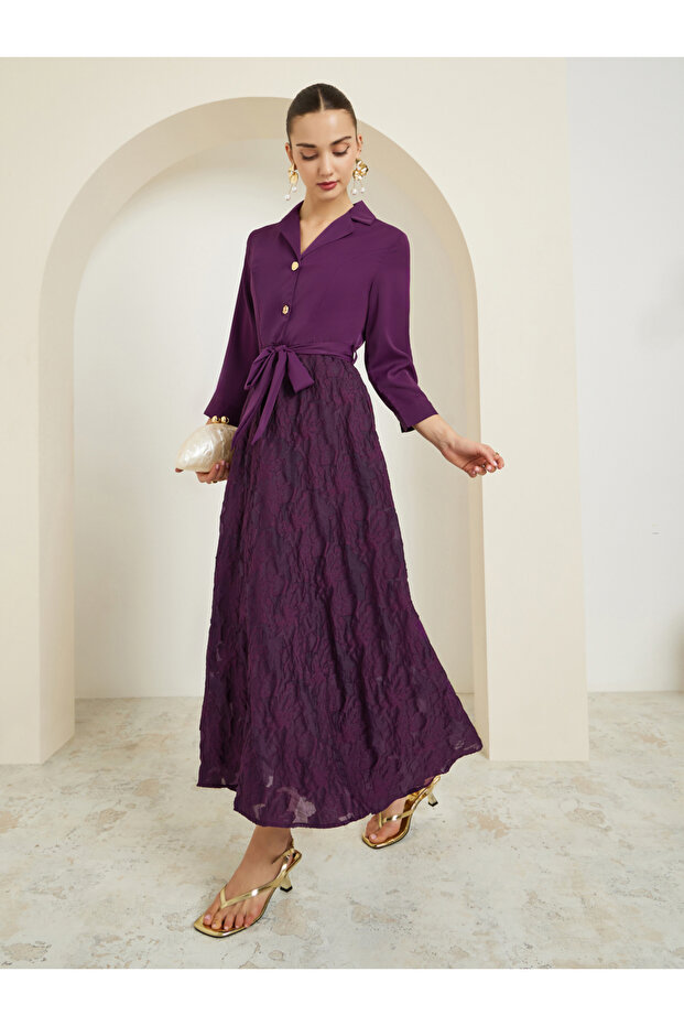 فستان ماكسي بنفسجي اللون من قماش قماش جاكار، بأزرار وأكمام ثلاثة أرباع.