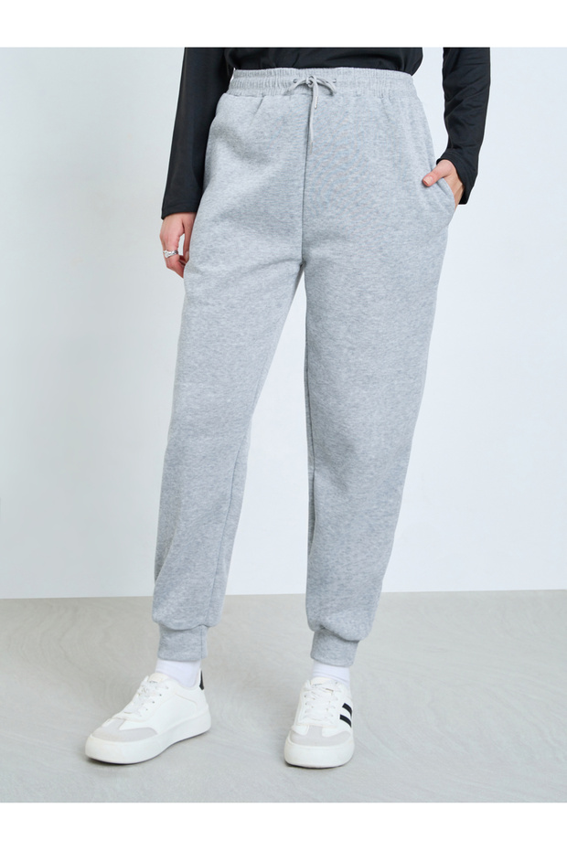 بنطلون رياضي أرجل واسعة ذو أطراف مطوية بلون موحد - 2