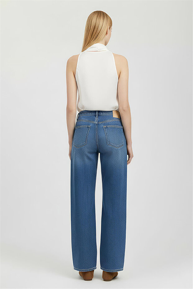 بلوزة بيضاء بربطة عنق على شكل حرف V - 3