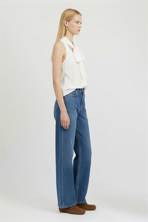 بلوزة بيضاء بربطة عنق على شكل حرف V - 2