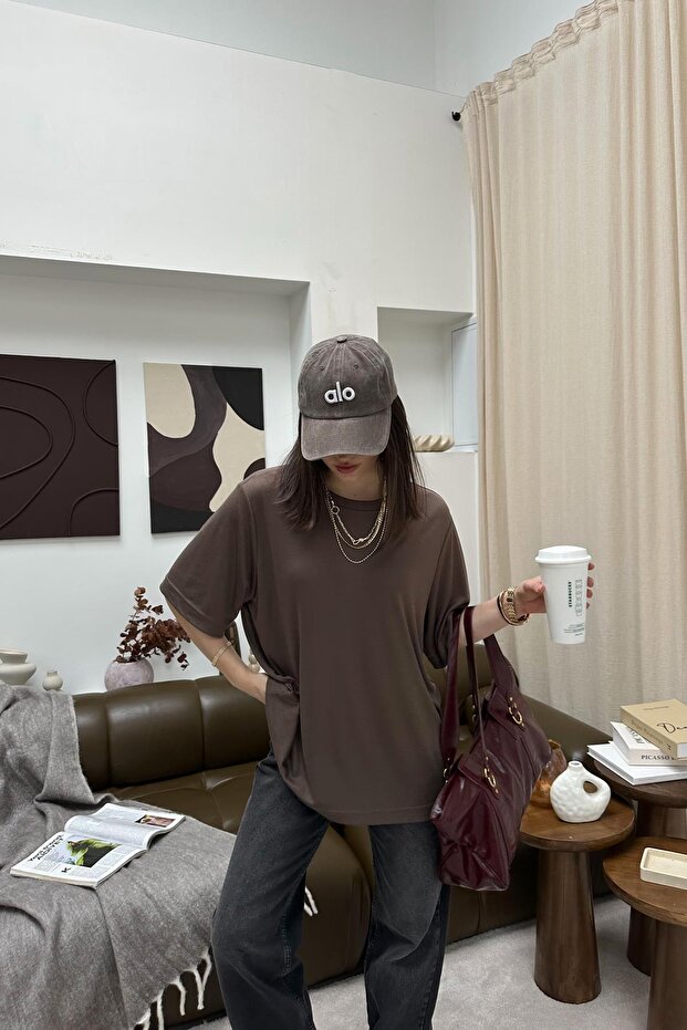 تي شيرت أساسي كبير الحجم باللون البني - 6