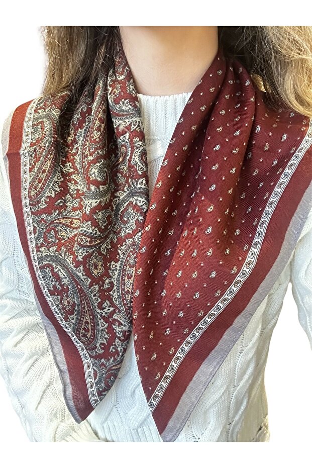 وشاح منقوش مقاس 65*65 باللون الأحمر - 1