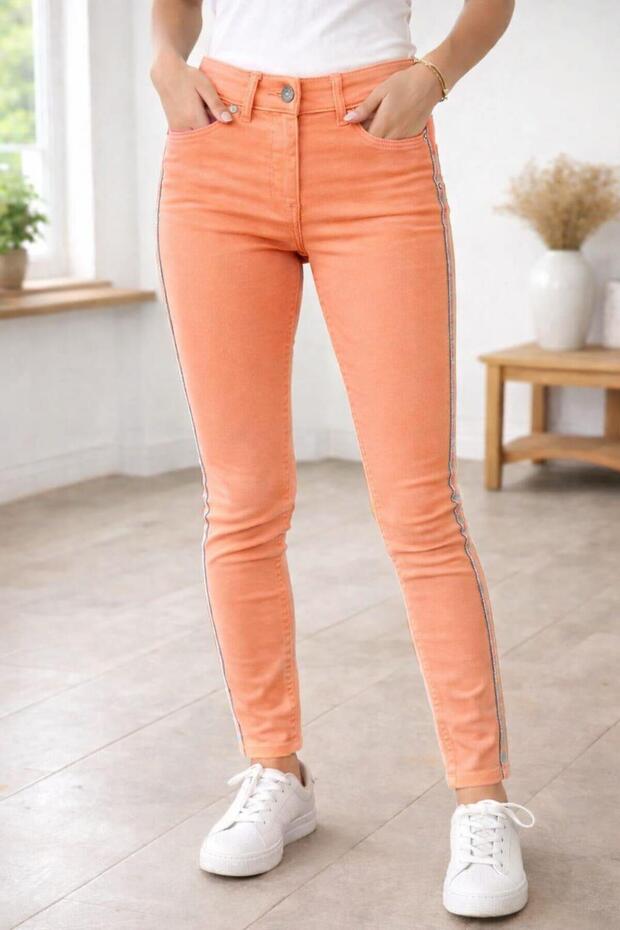 Bolinto 480 high waisted tight leg pants with chain details on the sides and 5 pockets.