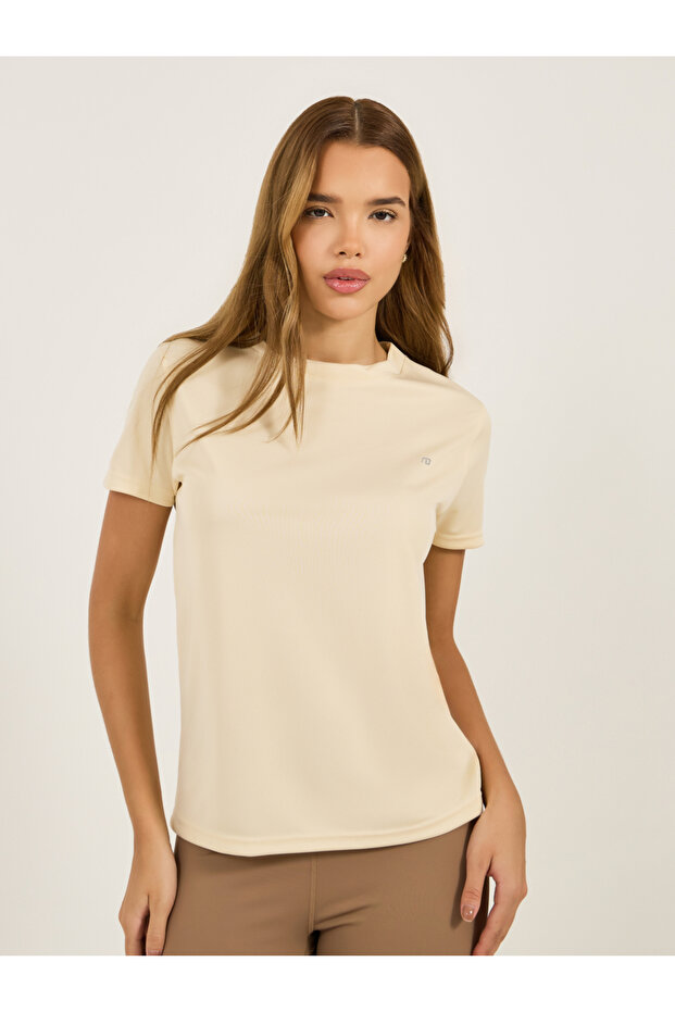 بلوزة أساسية بأكمام قصيرة وياقة مستديرة وشعار - 1