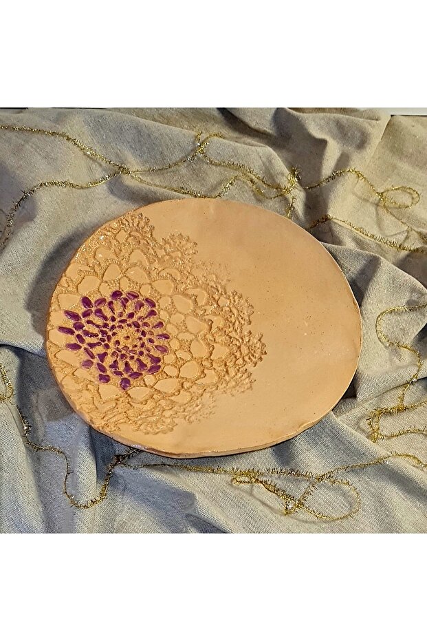 طبق تقديم من السيراميك مصنوع يدويًا من الدانتيل - 2