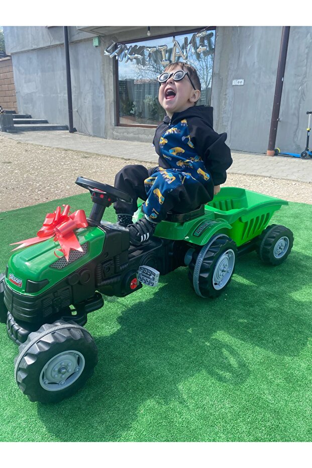 Red Tractor with Trailer - 6