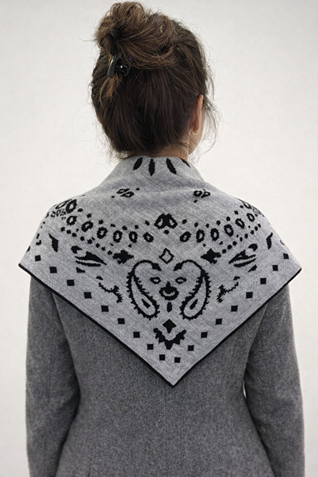 Desenli Çift Taraflı Triko Üçgen Fular - 2