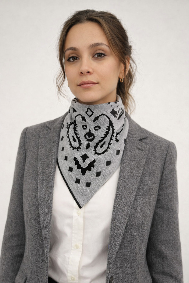 Desenli Çift Taraflı Triko Üçgen Fular - 1