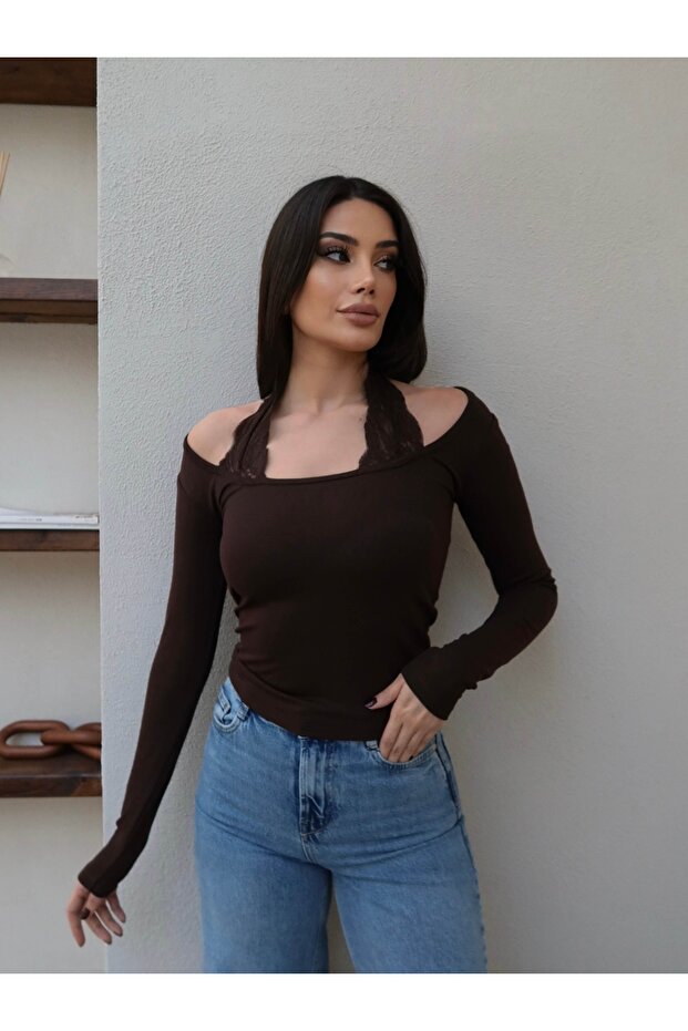 بلوزة دانتيل بفتحة عنق على شكل حرف V