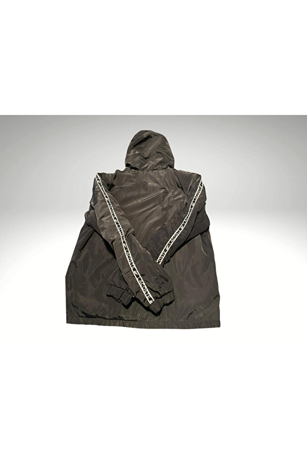 معطف واق من المطر باللون الرمادي مع الشعار - 4