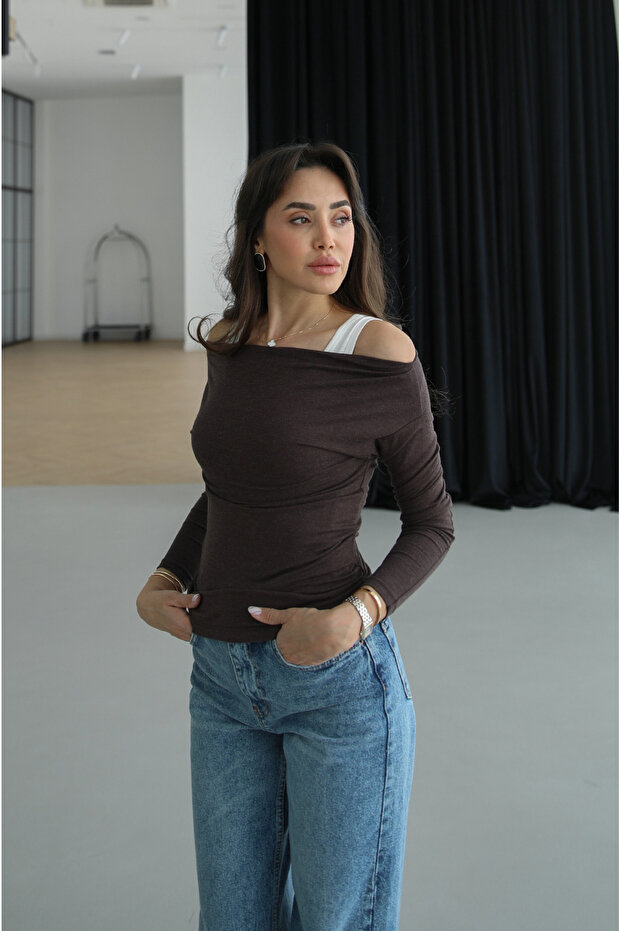 طقم بلوزة رياضية بنية اللون مكون من قطعتين - 2