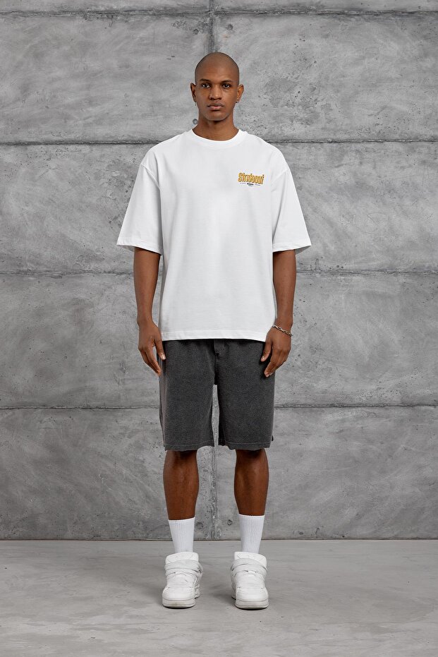 قميص أبيض كبير الحجم مطبوع عليه STRIDEOUT - 3