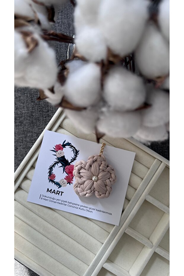 Pearl Detailed Flower Keychain