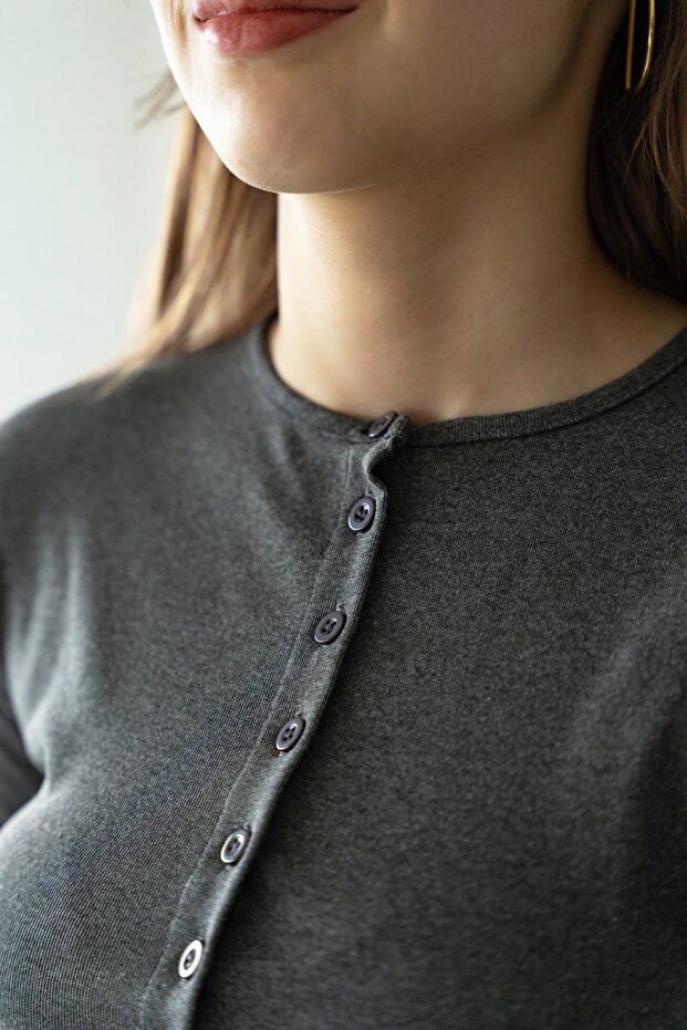 Önü Düğmeli Gri Bluz - 3