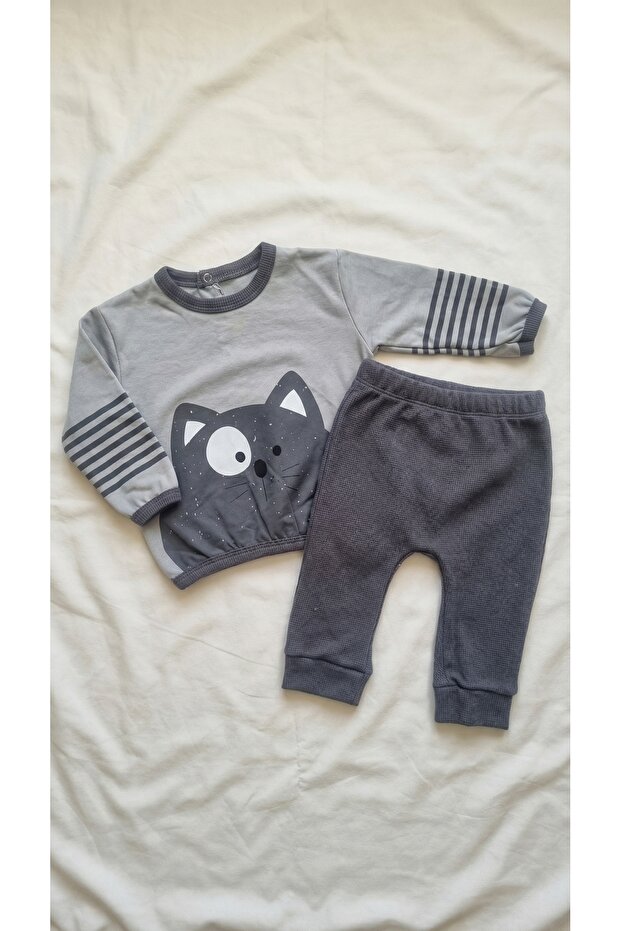 Two-Piece Baby Set with Cat Figure, Striped Sleeves and Ribbed Pants
