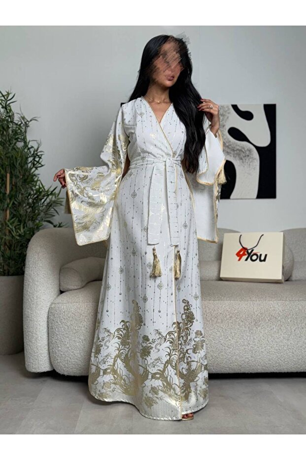 جلابية فاخرة بلون الأبيض مع تطريز بالذهبي