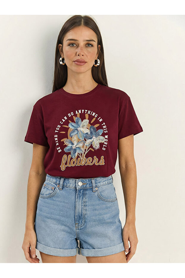 Women's Burgundy Embossed Floral Appliqué Lettering Printed Basic T-Shirt 7524 60283951