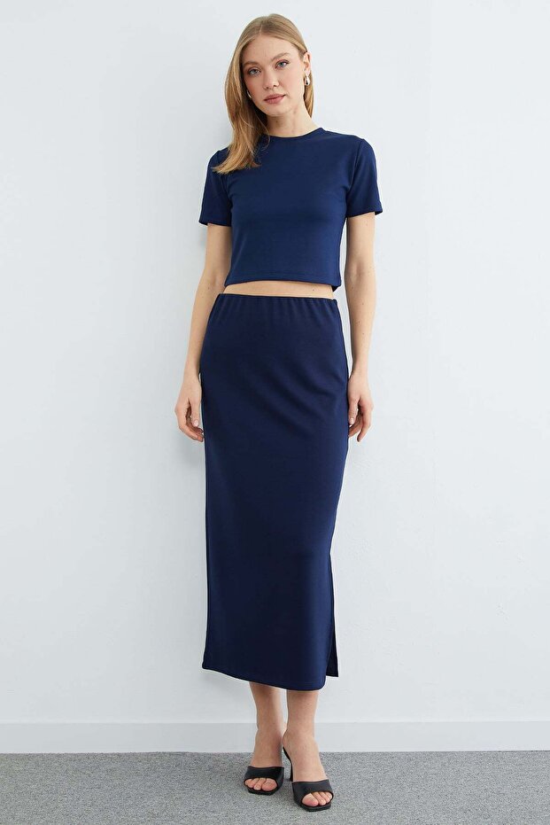 طقم من قطعتين مع تنورة مودال أساسية ذات فتحة - 3