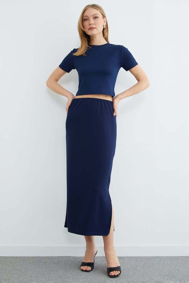 طقم من قطعتين مع تنورة مودال أساسية ذات فتحة - 7