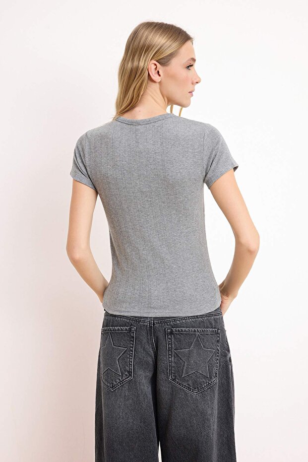 Gri Melanj Fitted/Vücuda Oturan Kısa Kollu Raporlu Örme Bluz TWOSS26BZ00262 - 4
