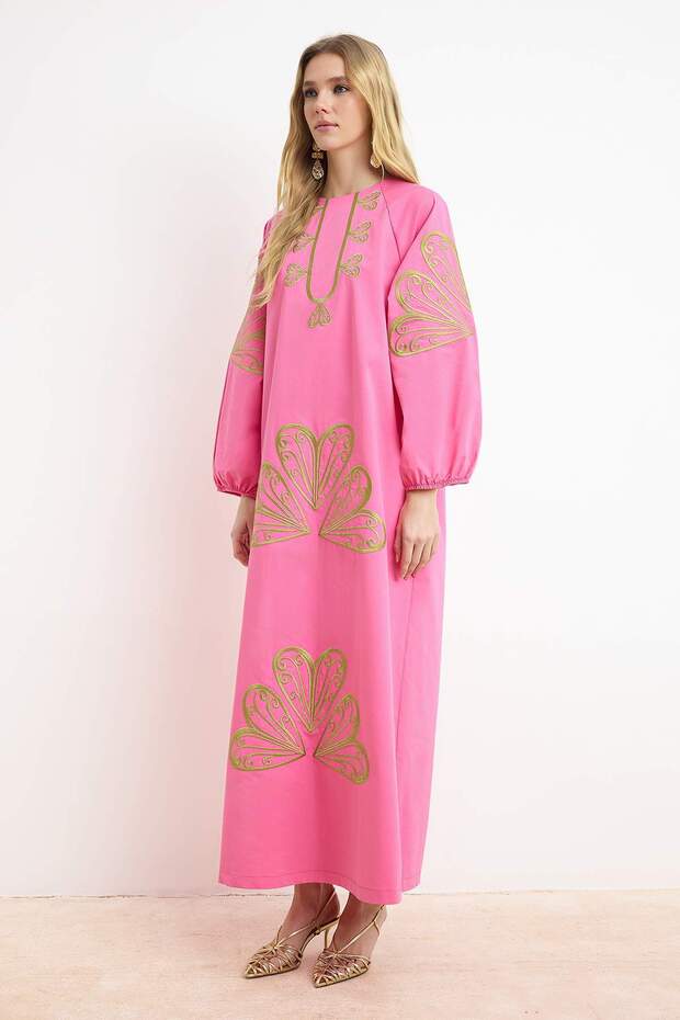 Nasiba Hafiz x Trendyol Collection Pembe Nakış Detay Dokuma Poplin Tesettür Elbise TCTSS26EB00090 - 4