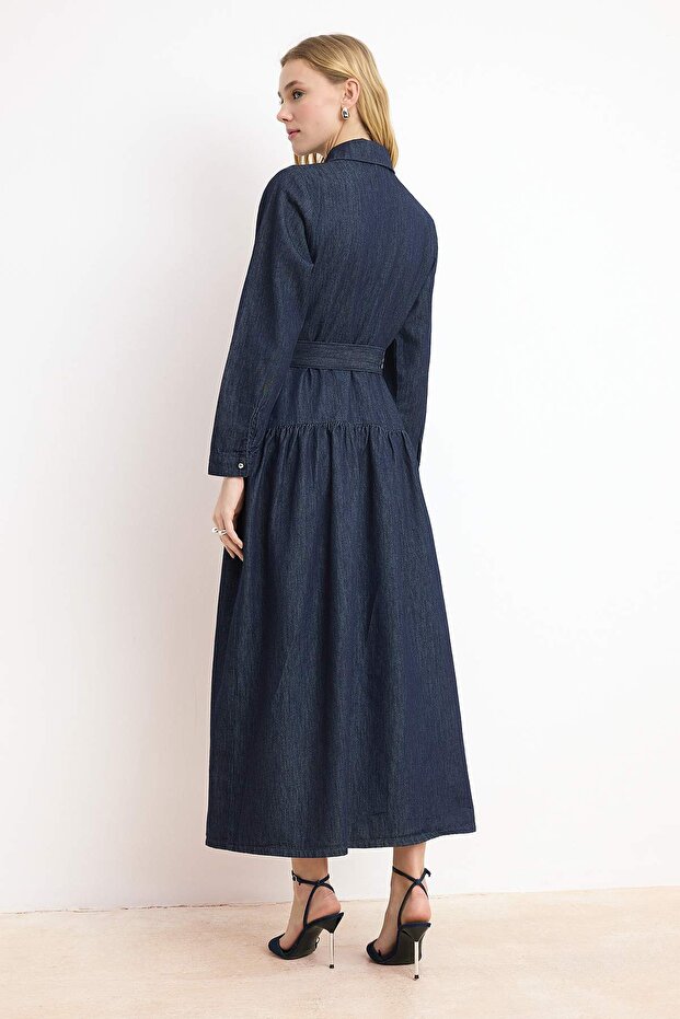 Koyu Mavi DÖKÜMLÜ Kemerli Maxi %100 Pamuk Denim Elbise TWOSS26EL00030 - 4