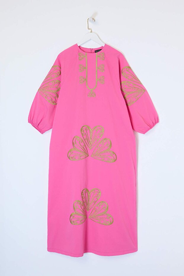 Nasiba Hafiz x Trendyol Collection Pembe Nakış Detay Dokuma Poplin Tesettür Elbise TCTSS26EB00090 - 7