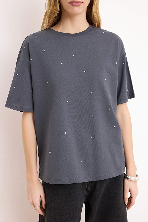 Antrasit %100 Pamuk Taş Detaylı Relaxed/Geniş Rahat Kesim Bisiklet Yaka Örme T-Shirt TWOSS23TS00153 - 3