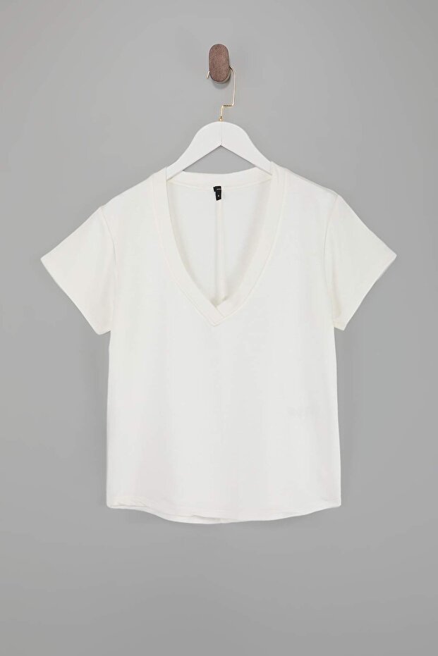 Ekru V Yaka Regular/Normal Kalıp Örme T-Shirt TWOSS25TS00196 - 5