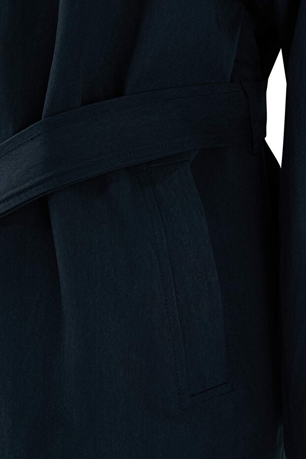 Lacivert Yumuşak Tuşeli Kemerli Oversize Kruvaze Kapama Midi Trençkot TWOSS26TR00007 - 6