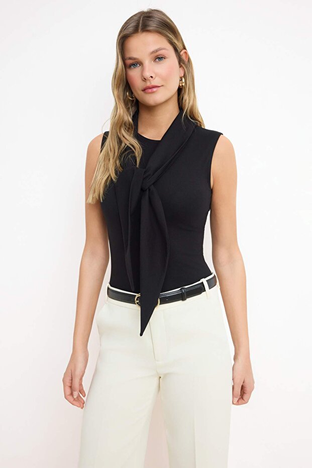 Siyah Fitted/Vücuda Oturan Kolsuz Bağlama Detaylı Crop/Kısa Pamuklu Esnek Örme Bluz TWOSS26BZ00110