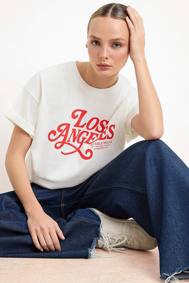 Ekru Slogan Oversize/Geniş Kalıp Düşük Kol Kısa Kollu Tok %100 Pamuk Örme T-Shirt TWOSS26TS00128 - 1