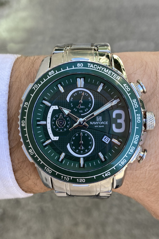 Green Dial Sports Men's Wristwatch with Active Indicator