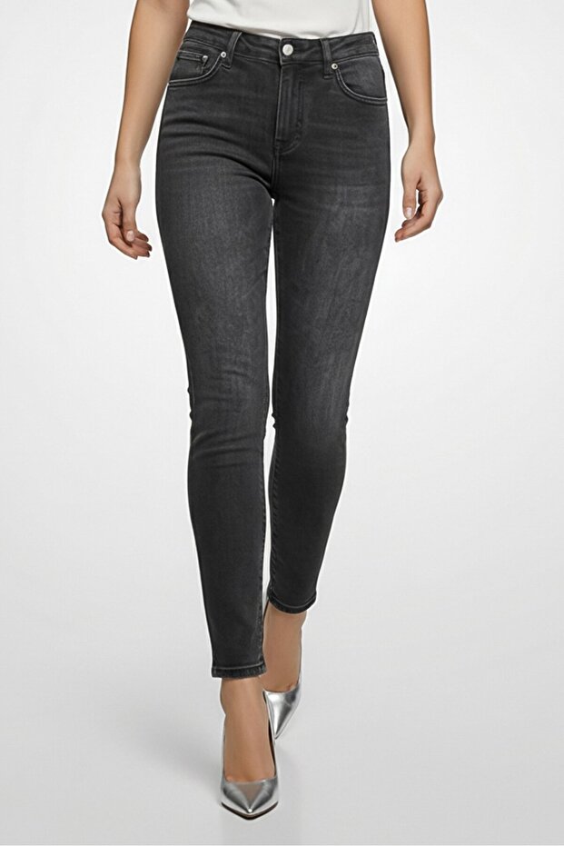Women Slim Fit Mid Rise Ankle Length Jeans, Washed Black