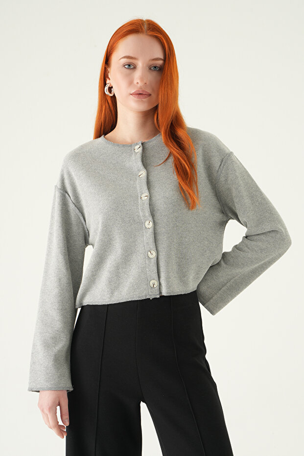 8273A بلوزة بياقة دائرية وأزرار باللون الرمادي - 2