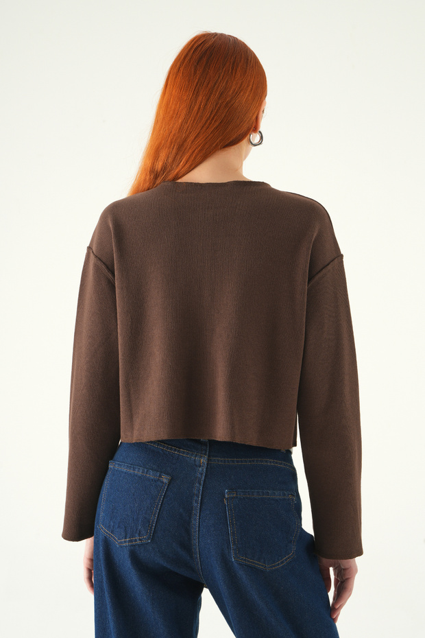 8273A بلوزة بياقة دائرية وأزرار باللون البني - 5