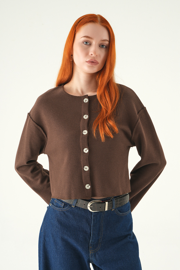 8273A بلوزة بياقة دائرية وأزرار باللون البني - 6