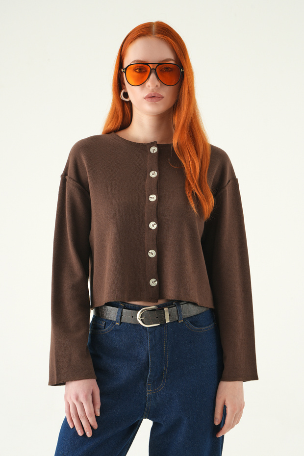 8273A بلوزة بياقة دائرية وأزرار باللون البني - 2