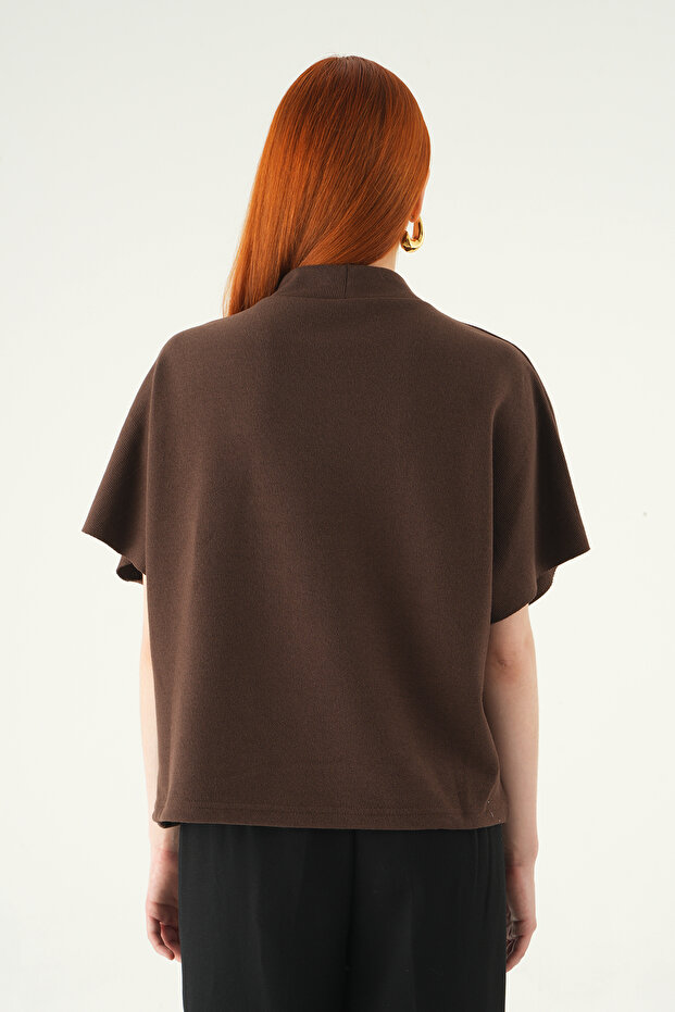 3129A تي شيرت بأكمام قصيرة باللون البني - 5