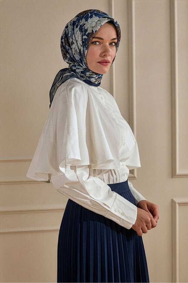 وشاح موسلين منقوش عليه زهرة الليل باللون الأزرق الداكن