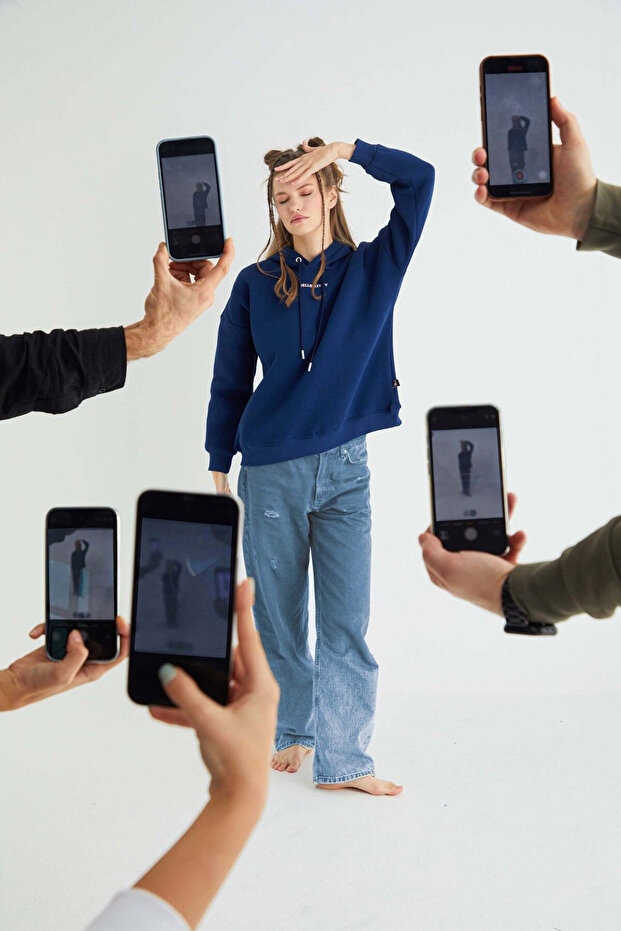 Lisanslı Kapüşonlu Kalın Sweatshirt - 2