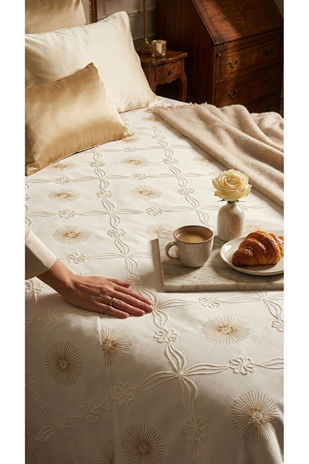 Double Embroidered Bedspread Set – Includes 2 Pillowcases 250 x 260