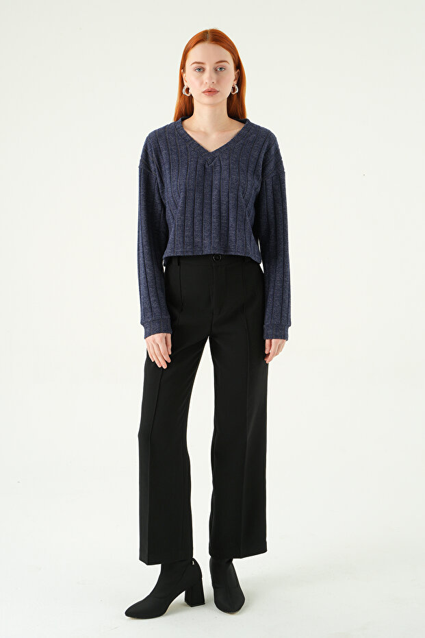 8259A بلوزة بياقة على شكل حرف V باللون الأزرق الداكن - 3