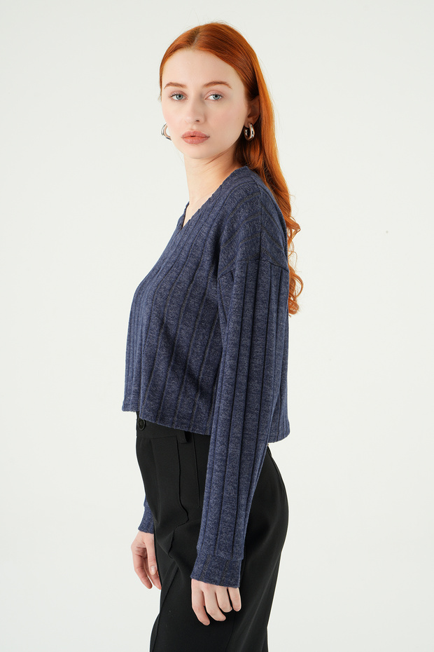 8259A بلوزة بياقة على شكل حرف V باللون الأزرق الداكن - 2