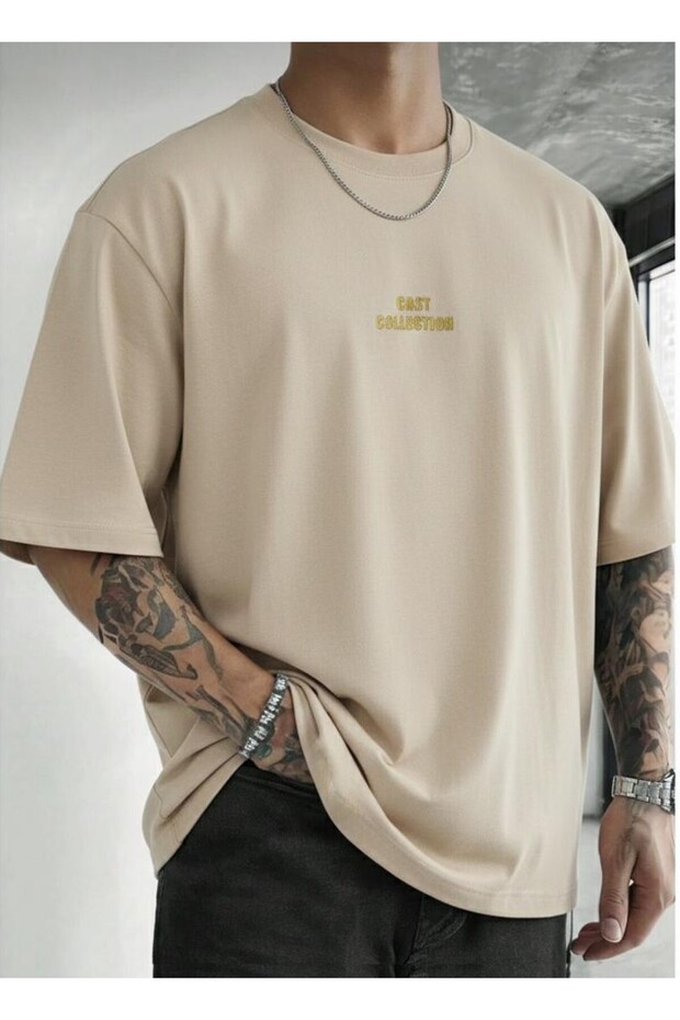تي شيرت رجالي من مجموعة Beige Cast Collection مطبوع باللون الذهبي مقاس كبير